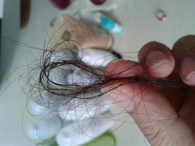 梳洗之擾，發(fā)絲何故漸疏？——探析洗浴用品與女性脫發(fā)加劇的關(guān)聯(lián)